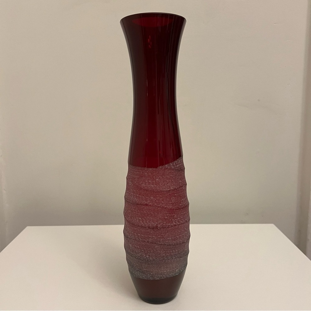 VILLEROY & BOCH 'JEWELS'  RED GLASS VASE WITH ETCHED FROSTED WAVES Elegant‎